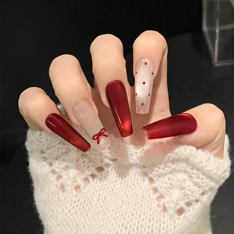 Kreatives Druck-Nagelset mit Glitzer und Schleifenakzenten Brehn