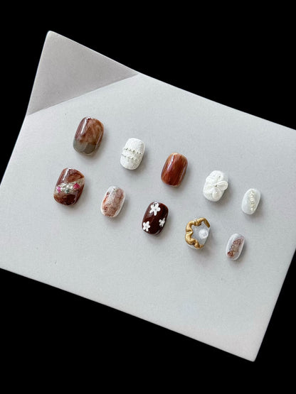 Künstlerisches Press-On-Nagelset mit einzigartigen Texturen und Designs