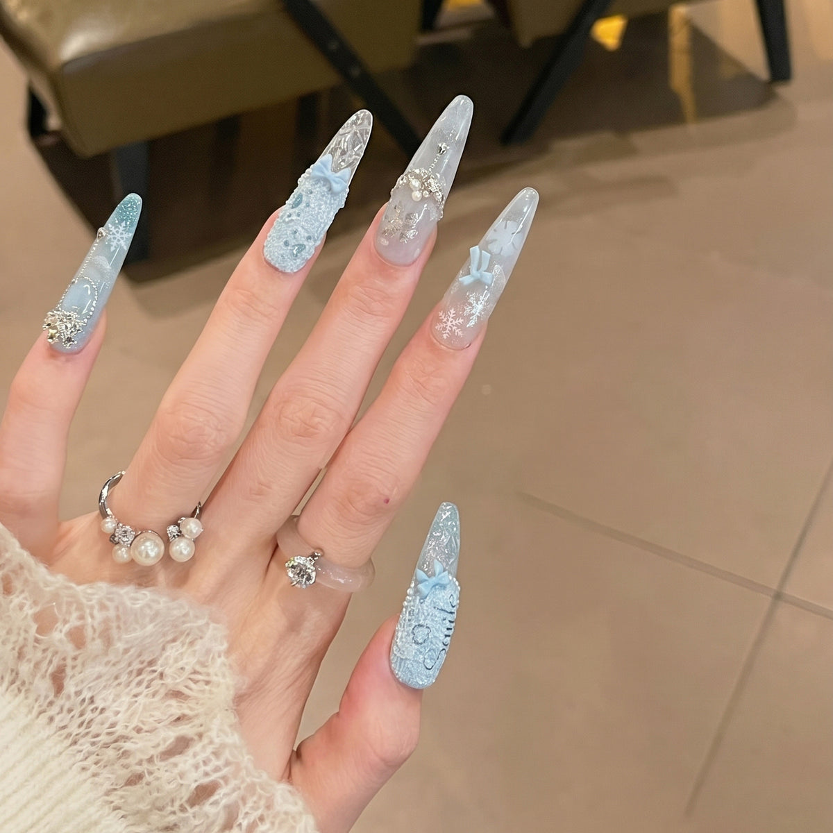 Dekorative mit Strass verzierten Stiletto-Nägel Brehn