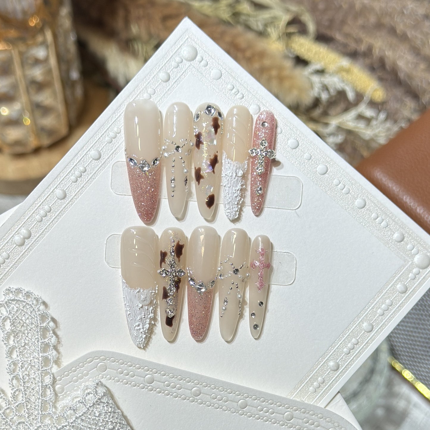 Glamouröses Press-On Nagelkunstset mit innovativen Designelementen Brehn