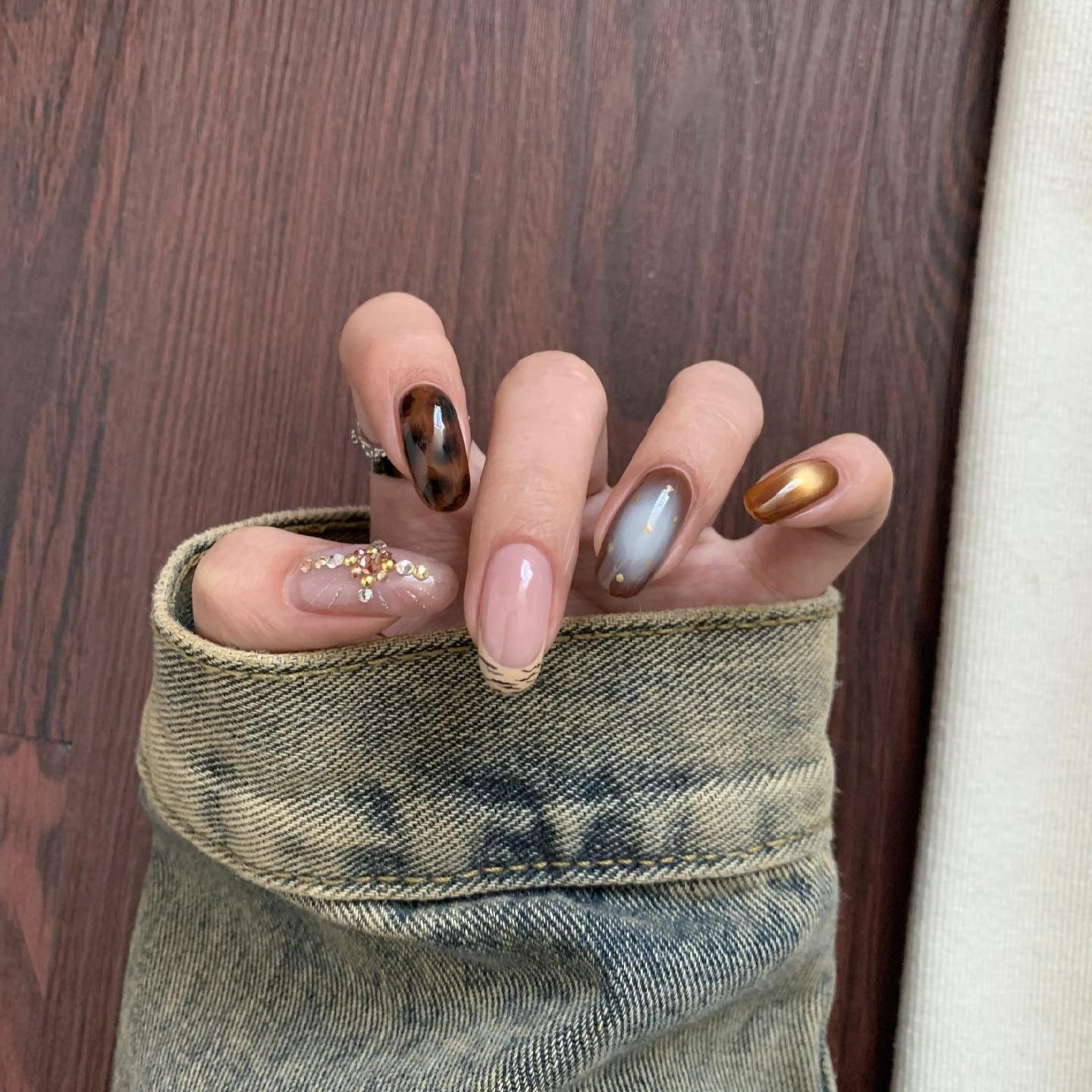 Kunstnagelset mit Eleganten Mustern und Glitzerakzenten Brehn