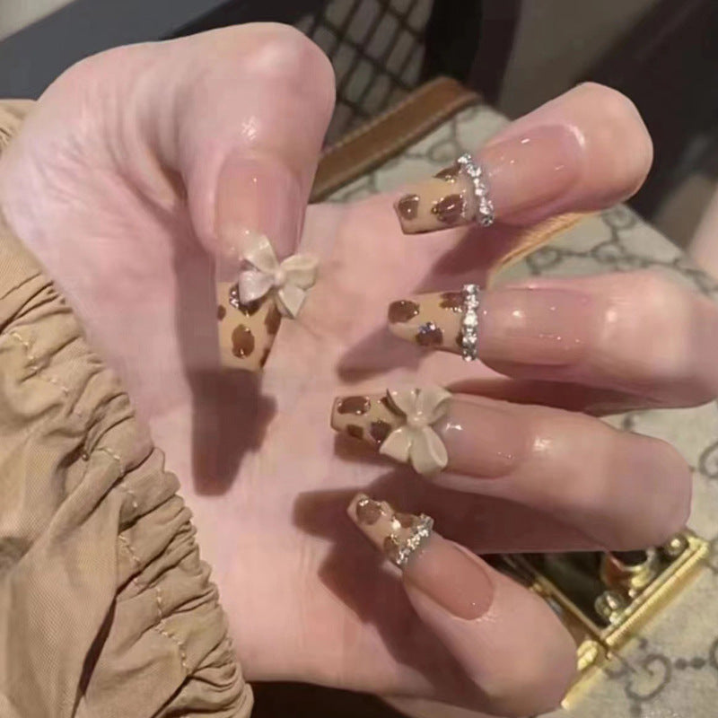 Glamouröse Stiletto Press-On Nägel mit Kristallakzenten Brehn