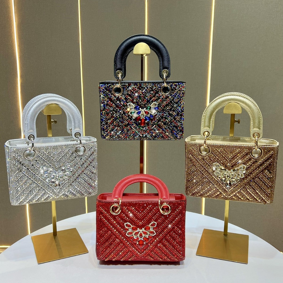 Aufwendige mit Kristallen verzierte Handtasche