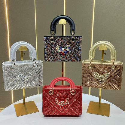 Aufwendige mit Kristallen verzierte Handtasche