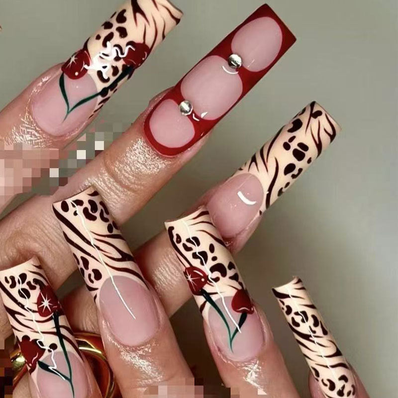 Künstlerische Press-On Nageldesigns