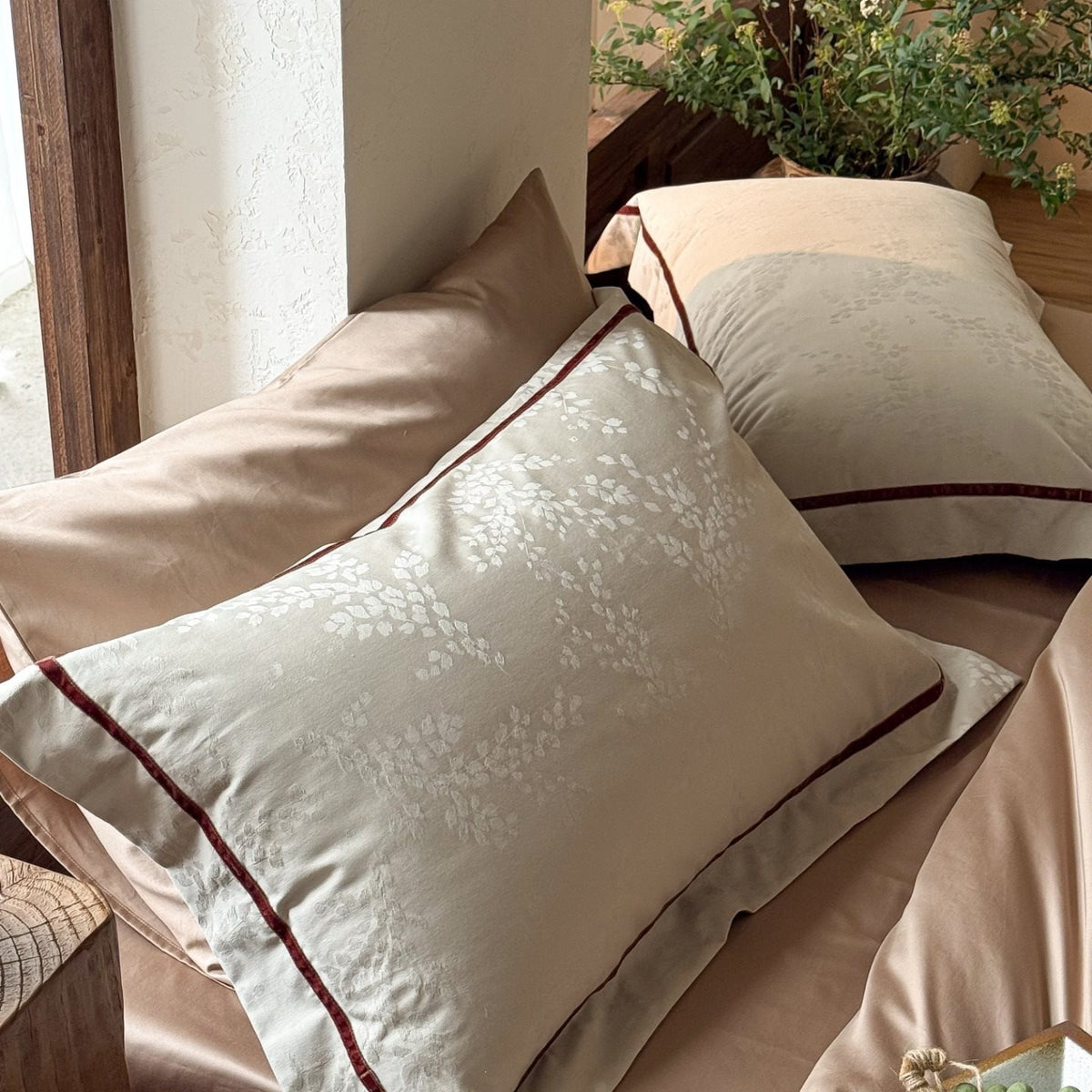 Premium-Bettwäsche-Set aus atmungsaktivem Baumwollmix mit kontrastierender Kedernaht