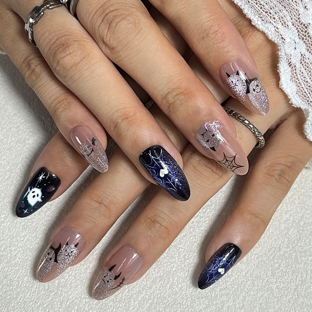 Dekoratives Press-On-Nagelset mit kunstvollen Designs Brehn