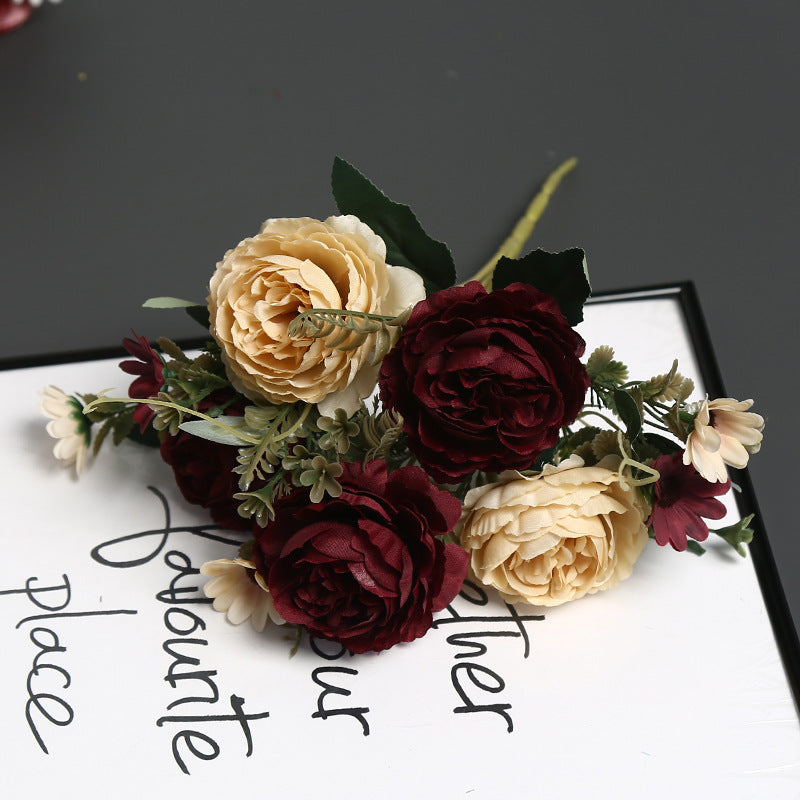 Elegante falsche Blumendekoration
