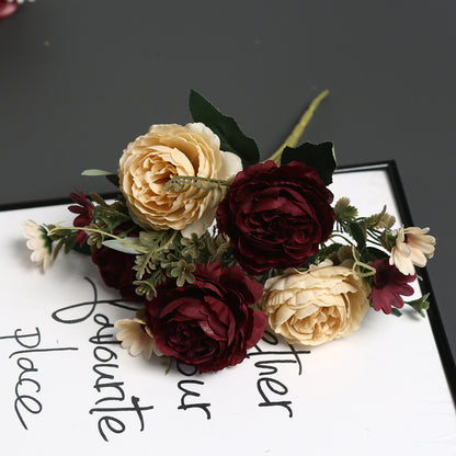 Elegante falsche Blumendekoration