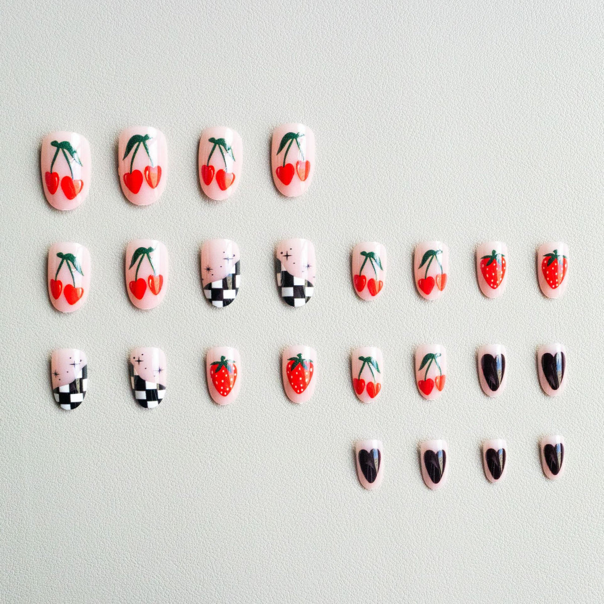 Künstlerische Blumen- und Karomuster-Nagelkunst