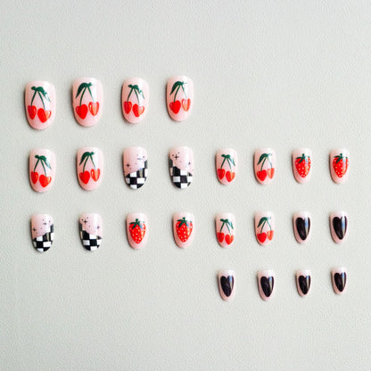 Künstlerische Blumen- und Karomuster-Nagelkunst
