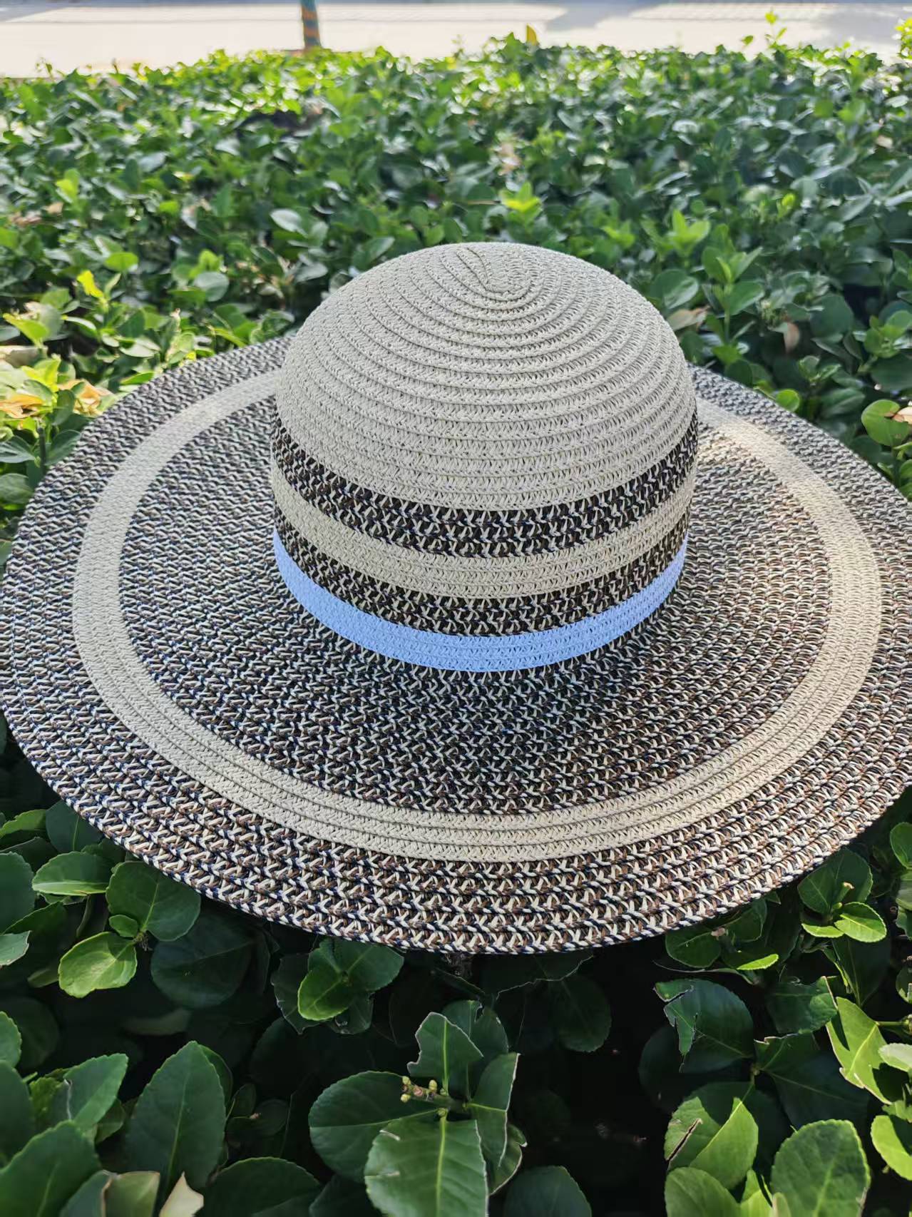 Eleganter Sonnenhut mit Breiter Krempe und Dezentem Streifenmuster Brehn