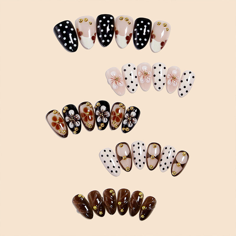 Kunstvolle Nagelspitzen mit Blumenmotiven Brehn