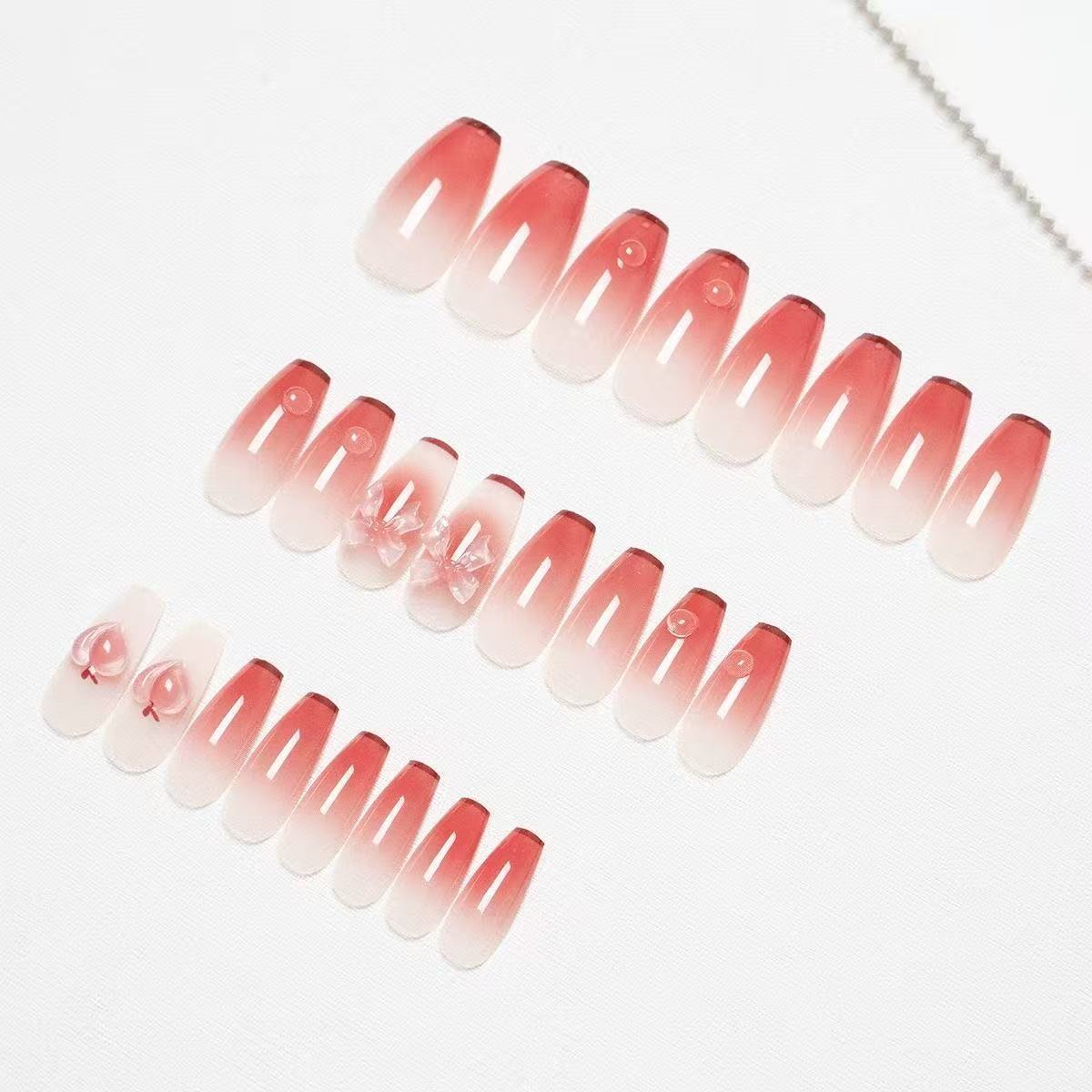 Kunstnägel mit floralem Design und Glitzerakzenten Brehn
