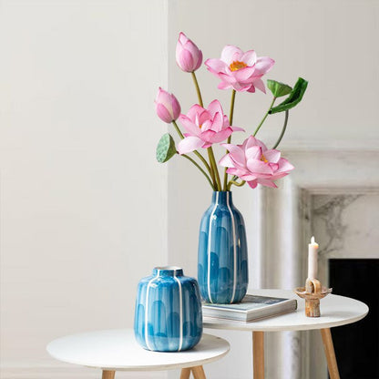 Realistische Lotusblumenarrangement