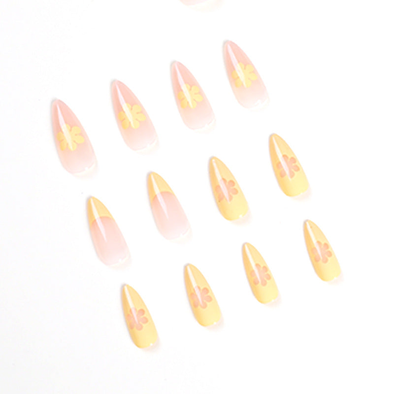 Kunstvolle Gel-Nägel mit floralen Designs Brehn