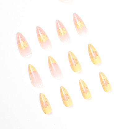 Kunstvolle Nageldesigns mit floralen Akzenten und Farbverlauf Brehn
