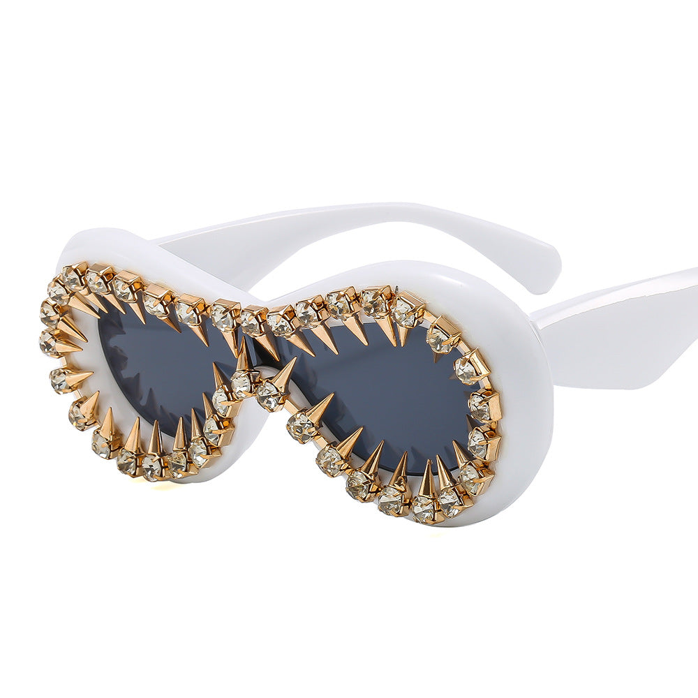 Damen modische Sonnenbrille mit extravaganten Spikes und Kristallverzierung Brehn