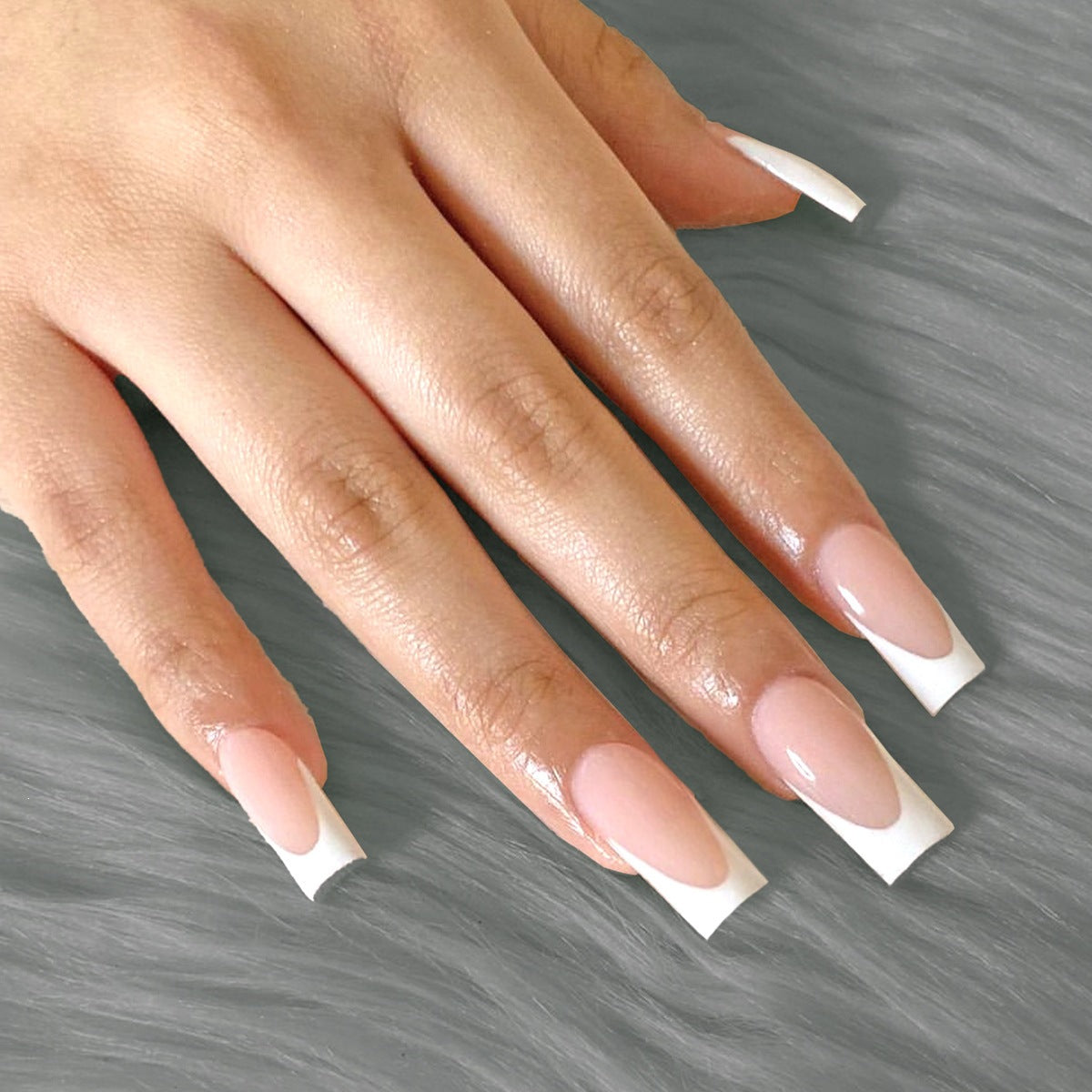 Kreatives Kunstnagelset mit elegantem French-Tip Brehn