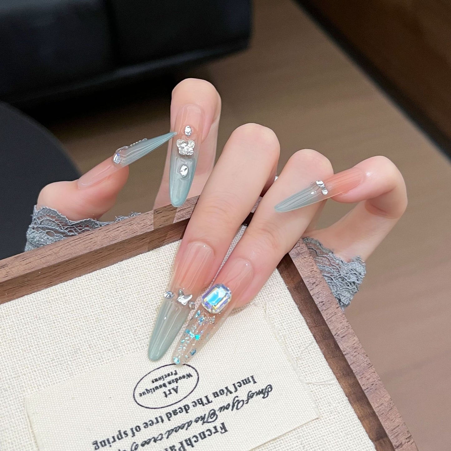 Künstlerisches, mit Strass verziertes Stiletto-Press-On-Nagelset Brehn