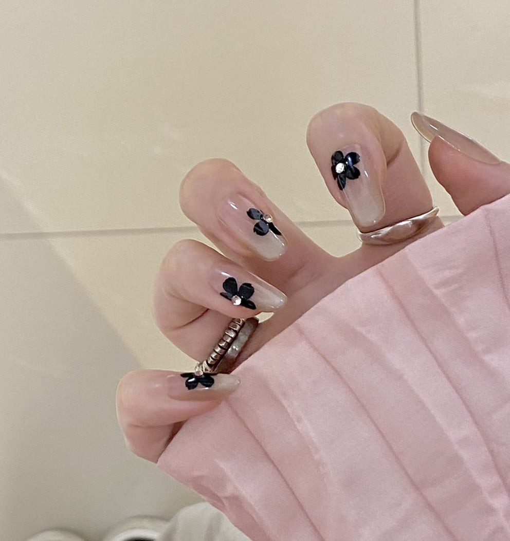 Künstlerisches Press-On-Nagelset mit einzigartigen Schleifenmotiven Brehn