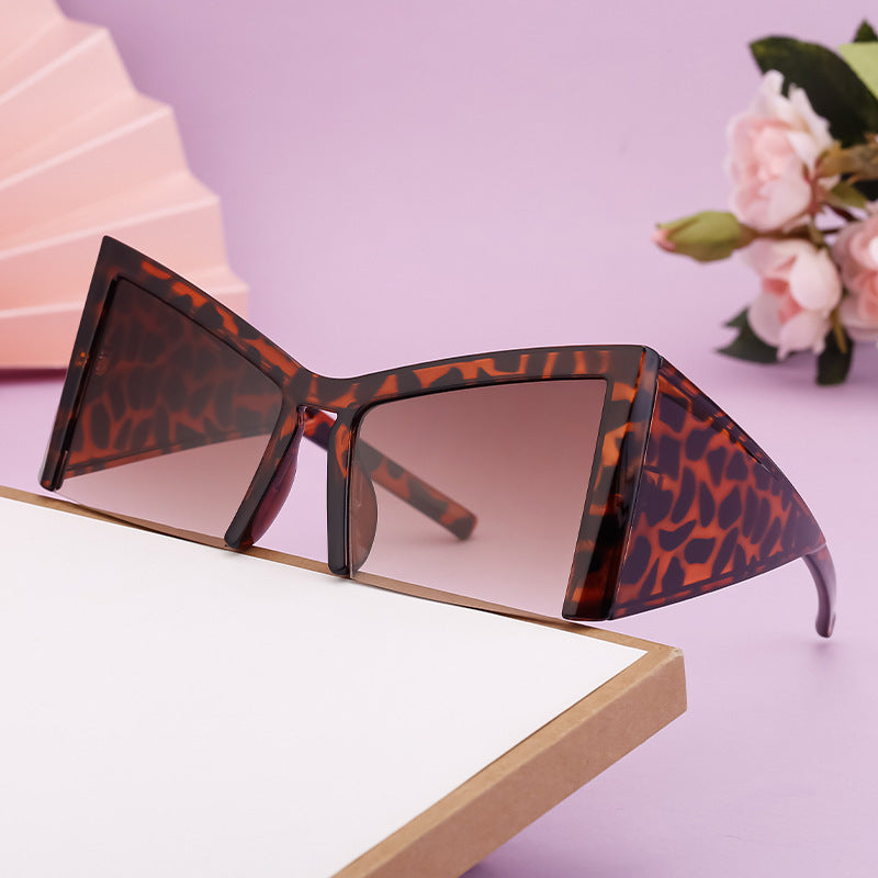 Damen futuristische Sonnenbrille mit markantem Winkelrahmen Brehn