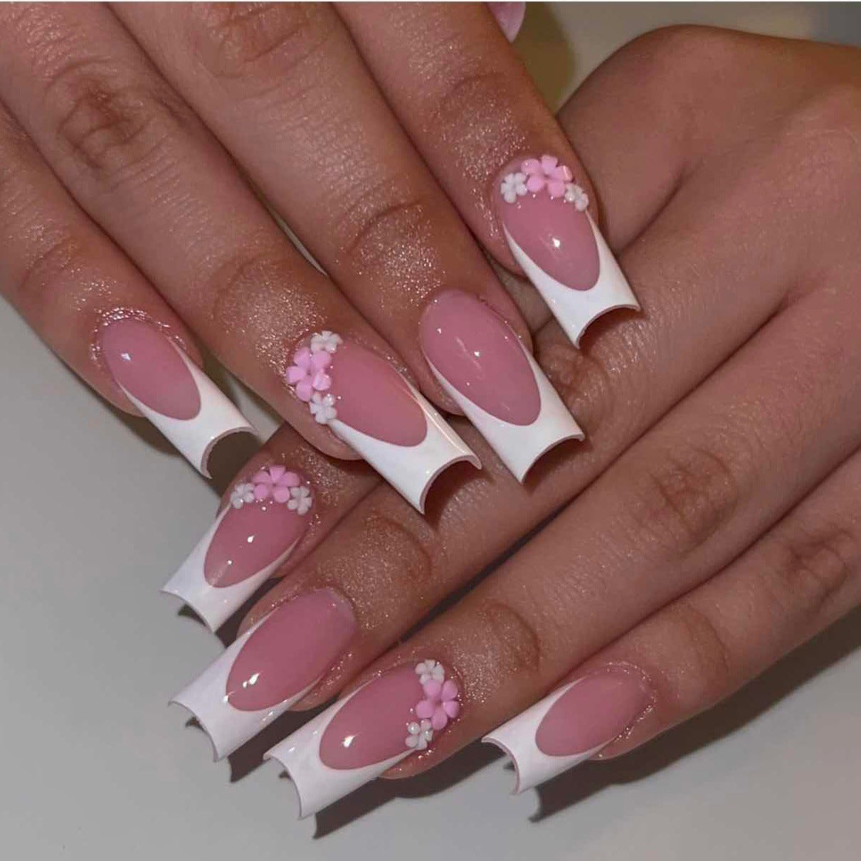 Kunstnagelset mit romantischen Blütenverzierungen Brehn