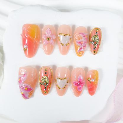 Kunstnagelset mit eleganten floralen Verzierungen und Glitzerdetails Brehn