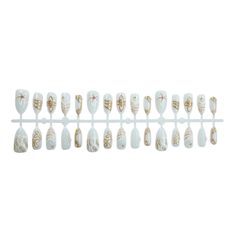 Kunstnagelset mit luxuriösen Goldverzierungen und eleganten Naturmotiven Brehn