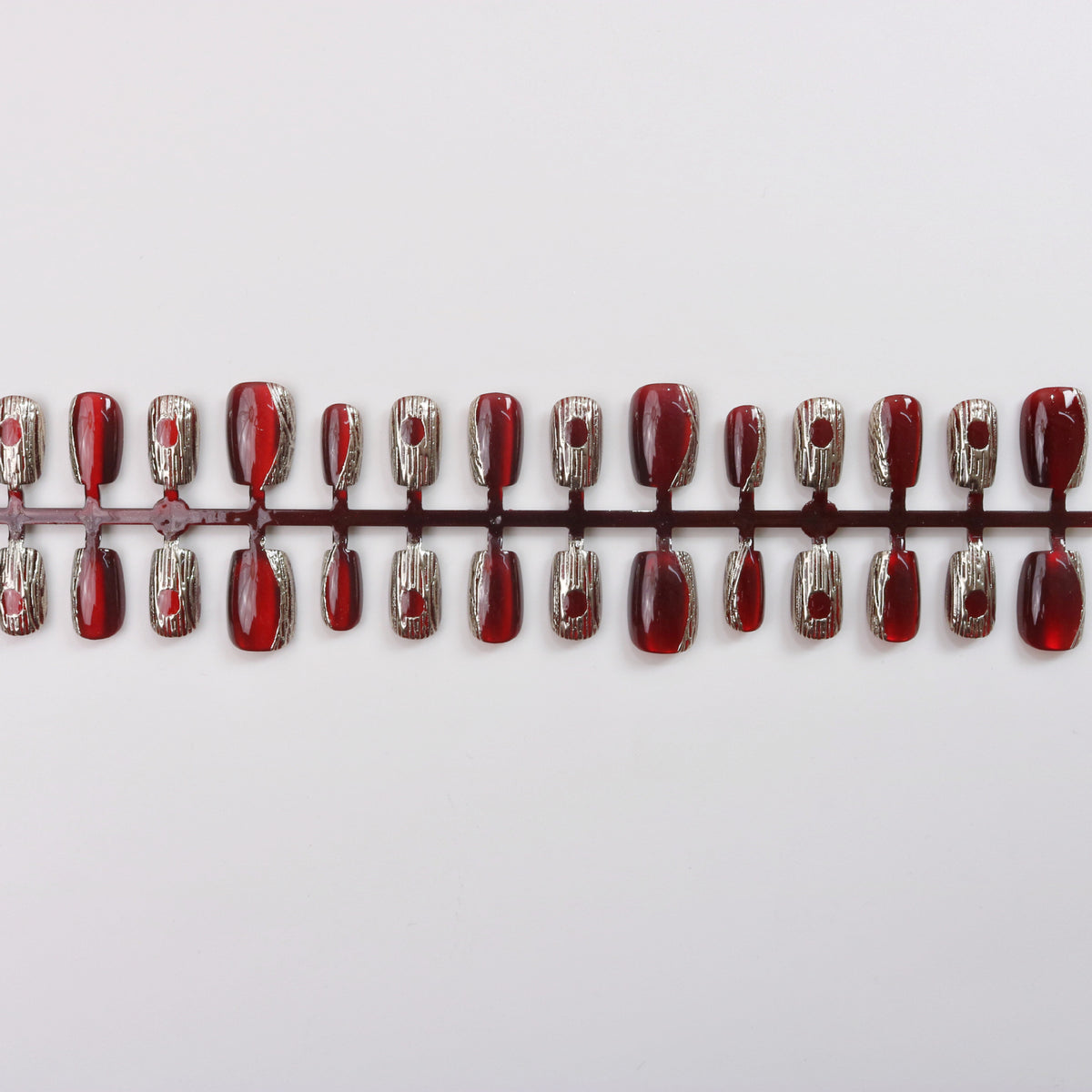 Elegante Press-On-Nageldesigns mit metallischen Akzenten