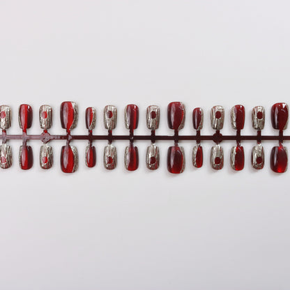 Elegante Press-On-Nageldesigns mit metallischen Akzenten
