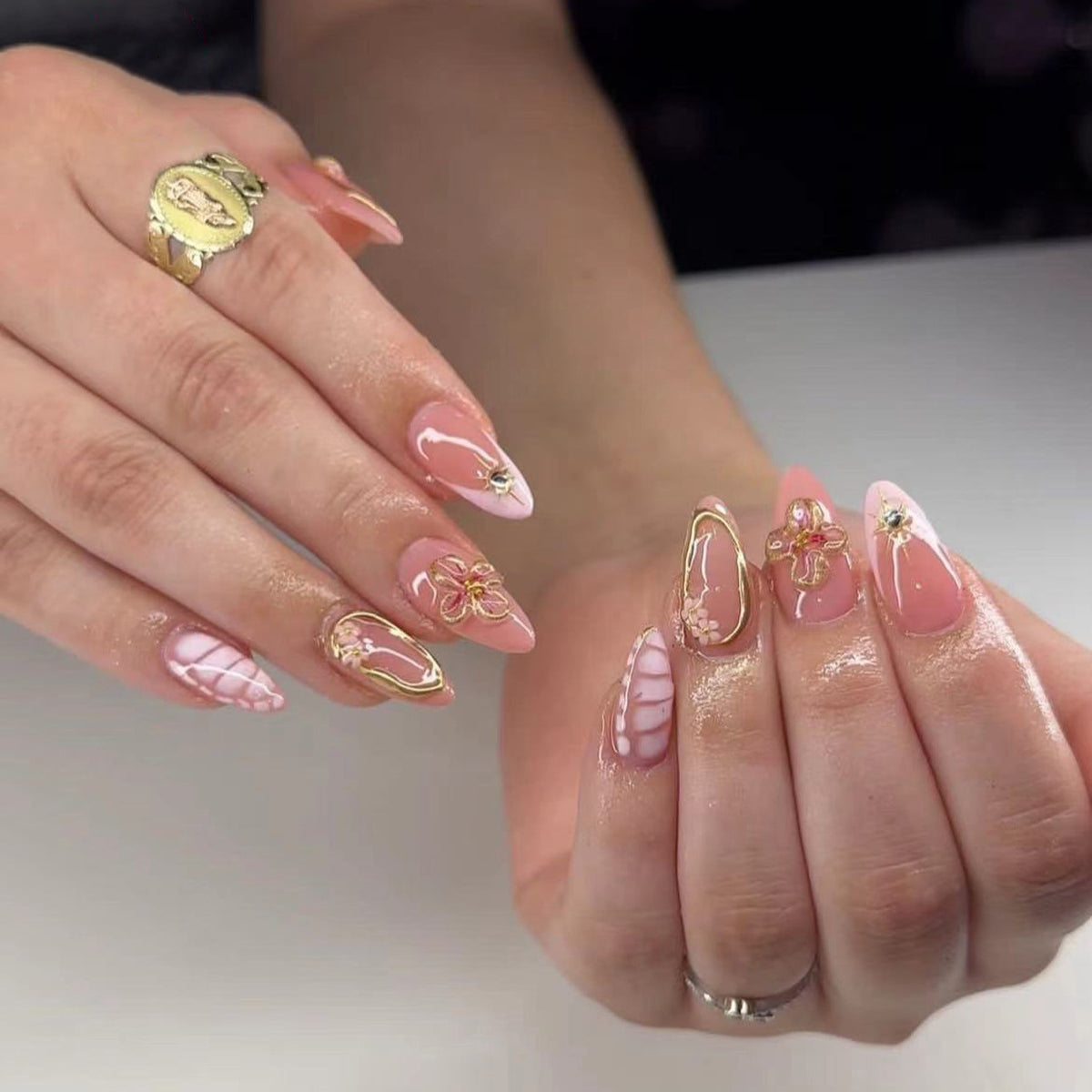 Kunstvolle Nageldesign mit Glitzer- und Blumenakzenten Brehn