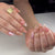 Kunstvolle Nageldesign mit Glitzer- und Blumenakzenten Brehn