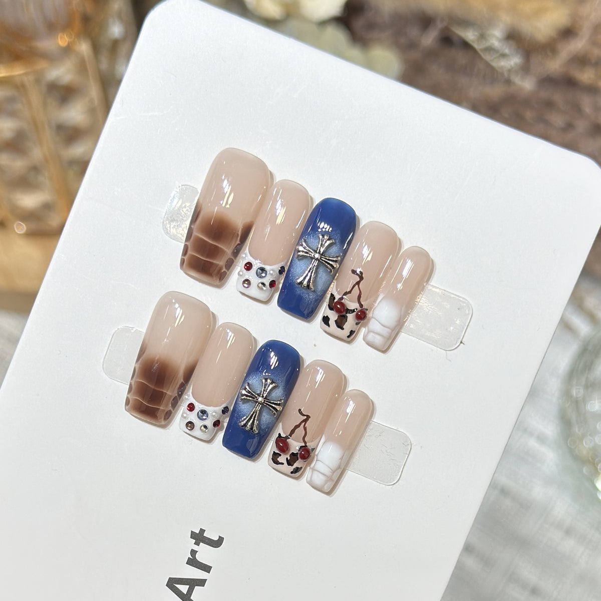 Dekoratives Press-On Nagelkunstset mit einzigartigen grafischen Designs Brehn