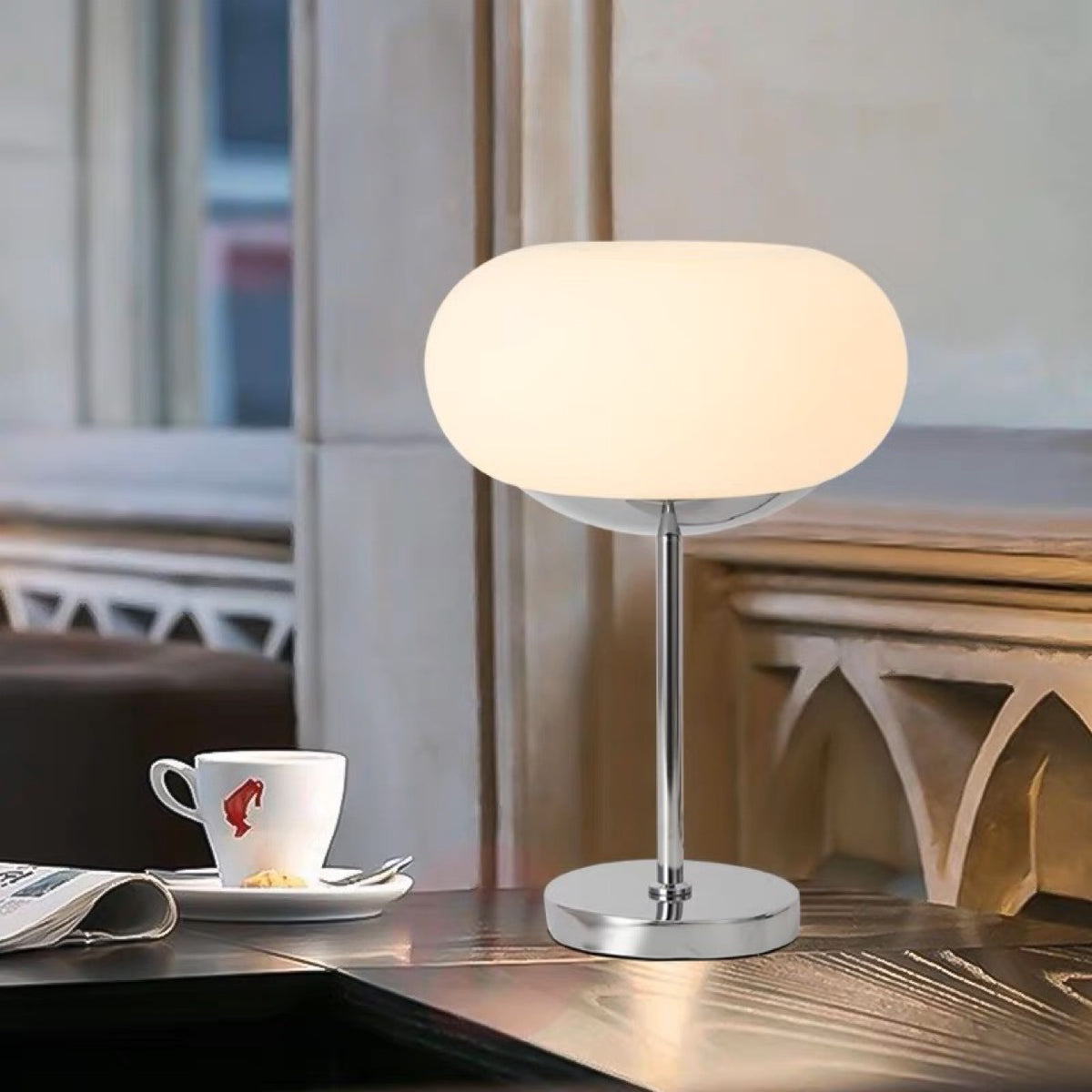 Moderne Glas- und Chrom-Tischlampe