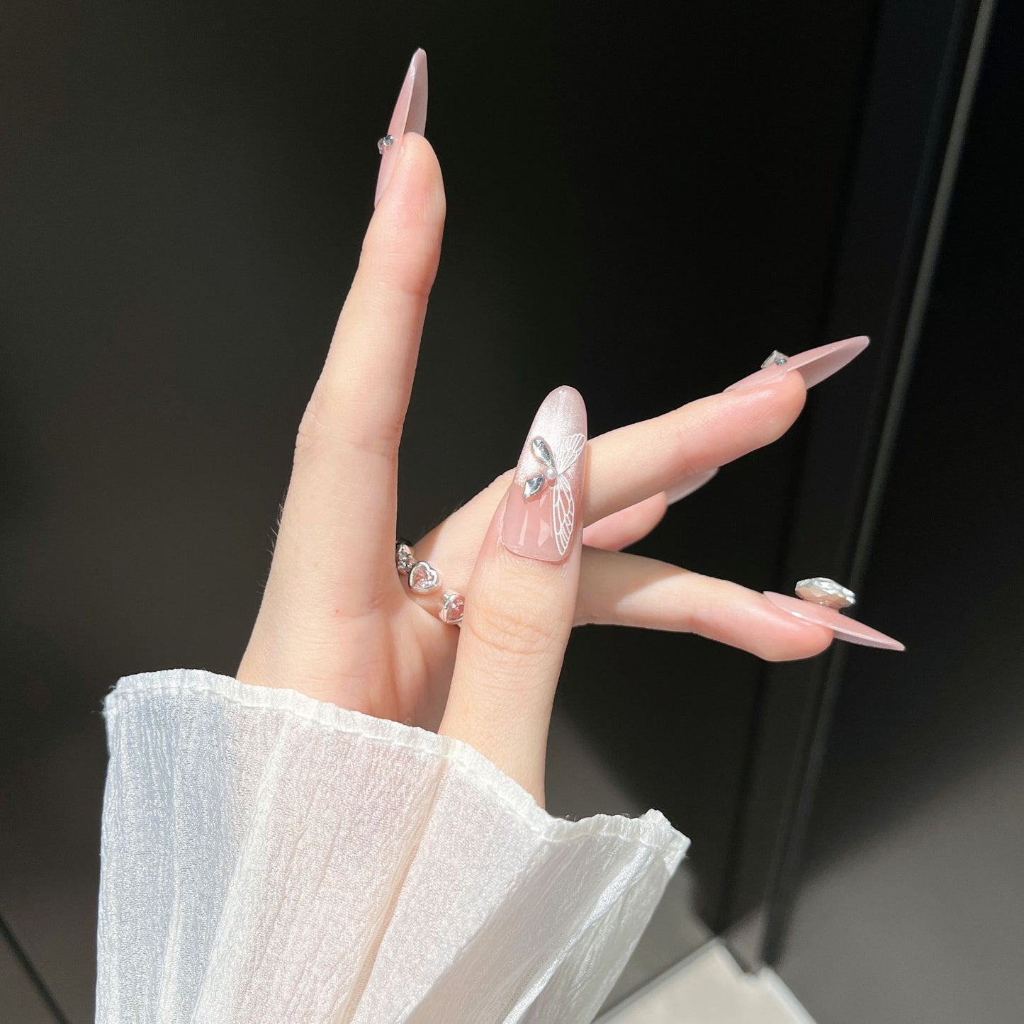Künstlerisches, mit Kristallen verziertes Press-On-Nageldesign Brehn