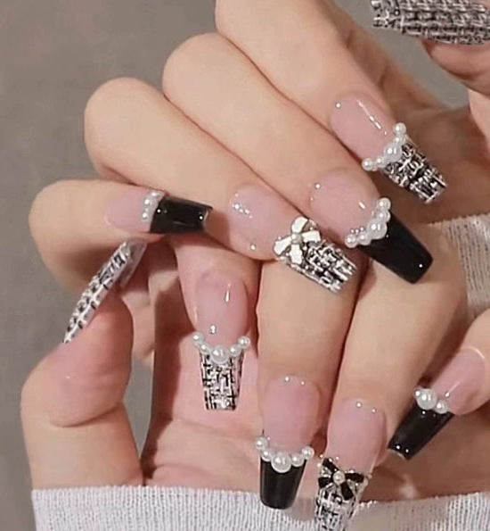 Elegantes Nageldesign mit Perlenverzierung Brehn
