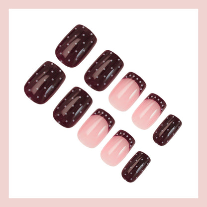 Kunstnagelset mit eleganten französischen Spitzen und verspielten Akzenten Brehn