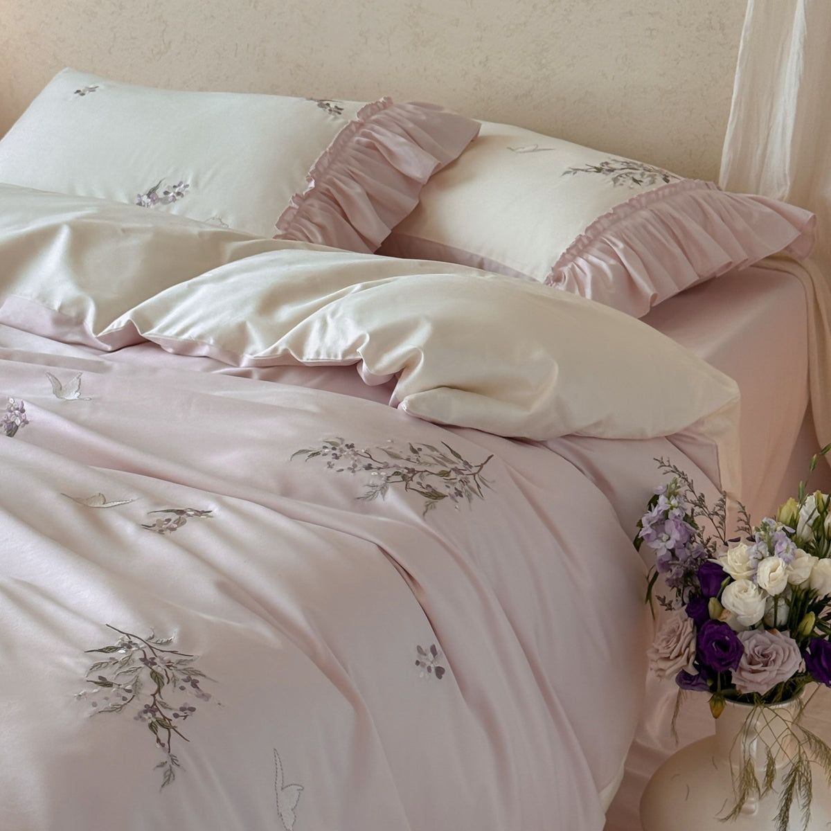 Bestickte florale Rüschensatin-Bettbezugset mit Rüschenkissenbezügen und dekorativem runden Kissen