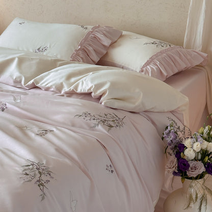 Bestickte florale Rüschensatin-Bettbezugset mit Rüschenkissenbezügen und dekorativem runden Kissen