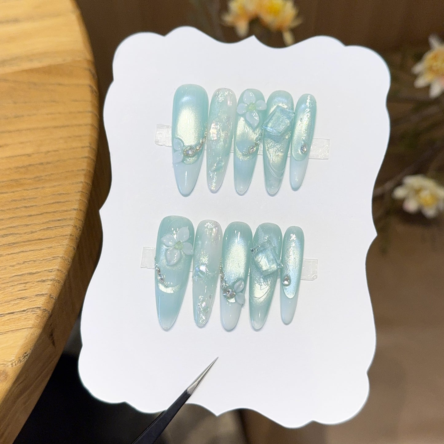 Kunstnägel mit Floralen Designs und Glitzereffekten Brehn