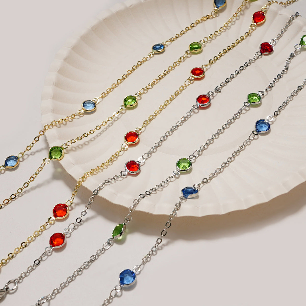 Elegante, mit Kristallen verzierte Brillen-Kette Brehn