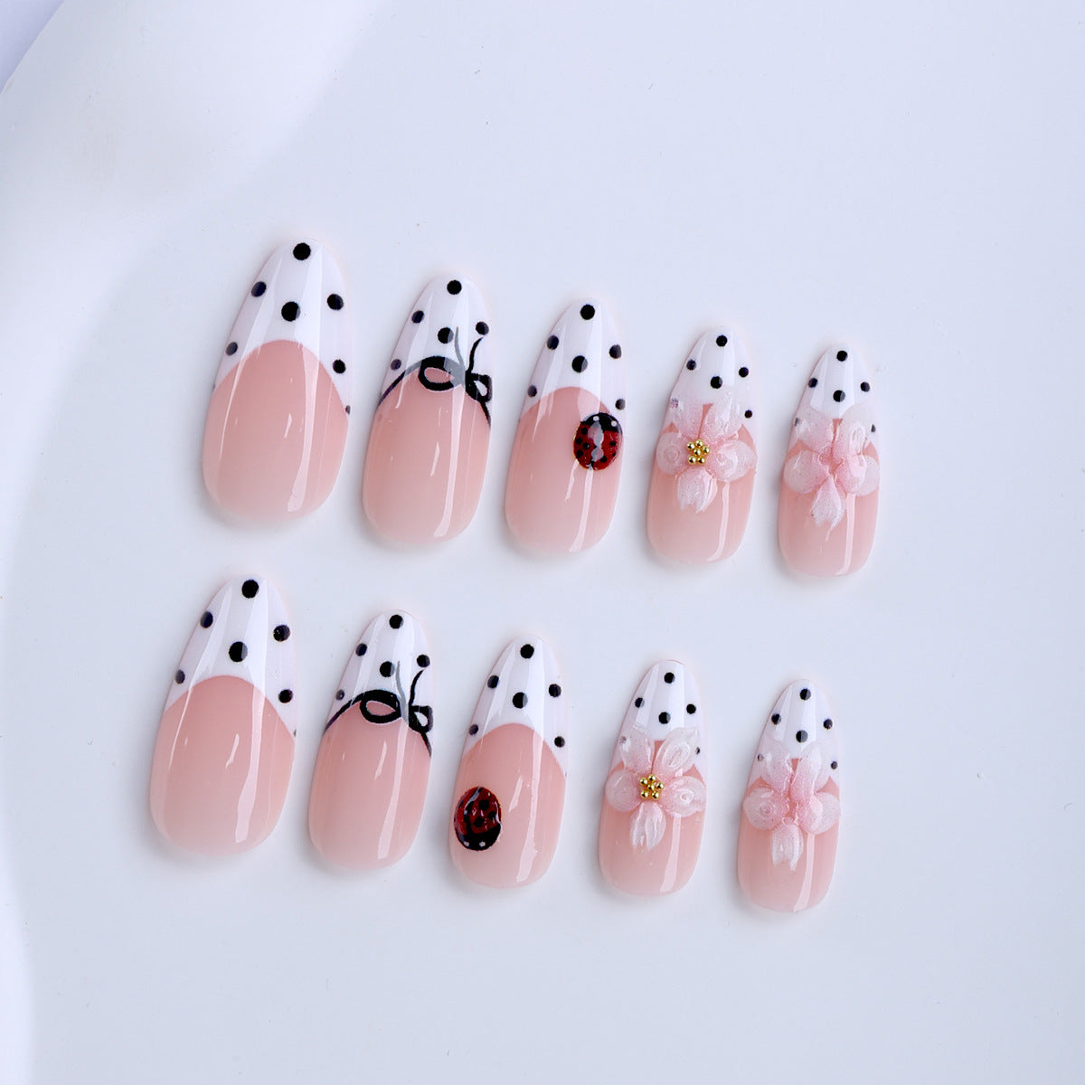 Künstliche Nagelkunst mit Floralen und Verspielten Akzenten Brehn