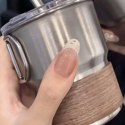 Künstlerische Nagelkunst
