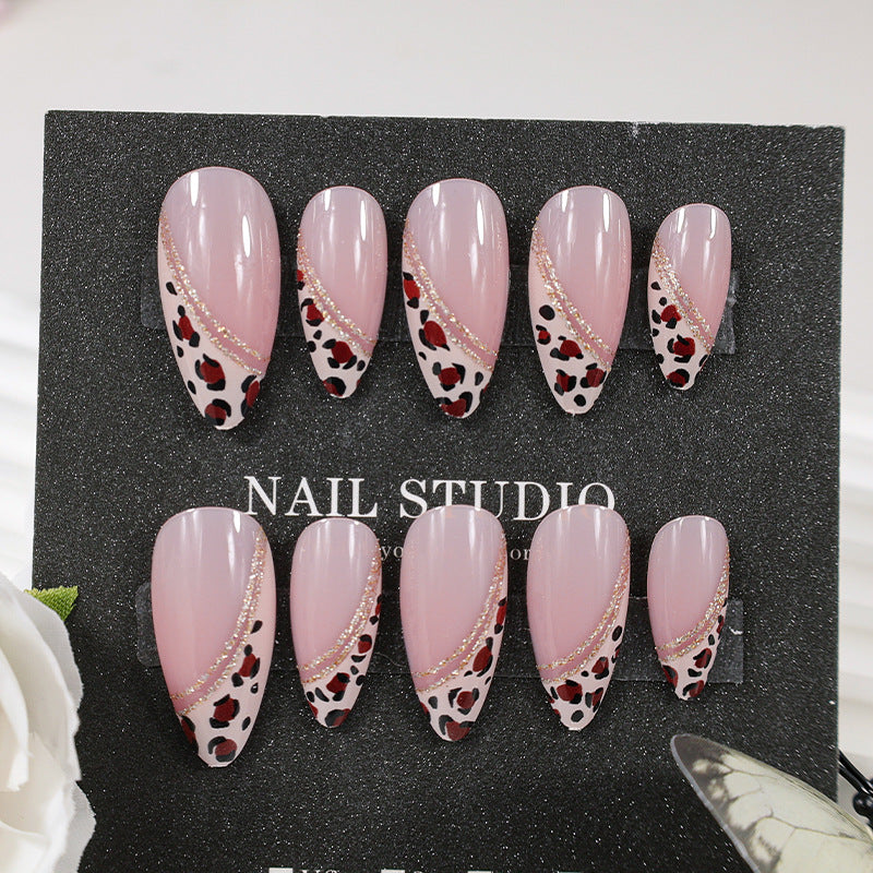 Kunstnagelset mit glamourösem Tierdruck und eleganten Akzenten Brehn