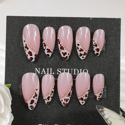 Kunstnagelset mit glamourösem Tierdruck und eleganten Akzenten Brehn