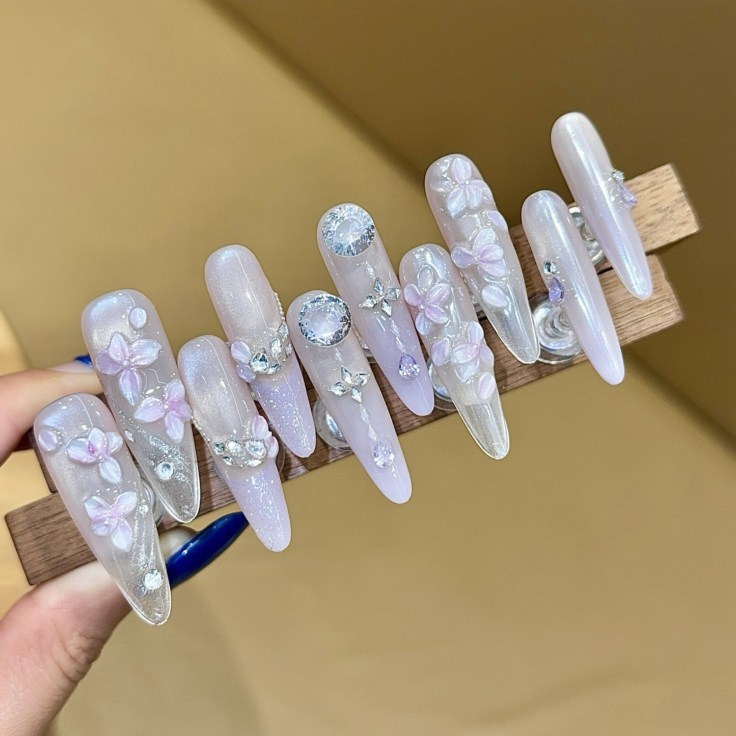 Kunstnägel mit Filigranem Blumendesign und Glitzerakzenten Brehn