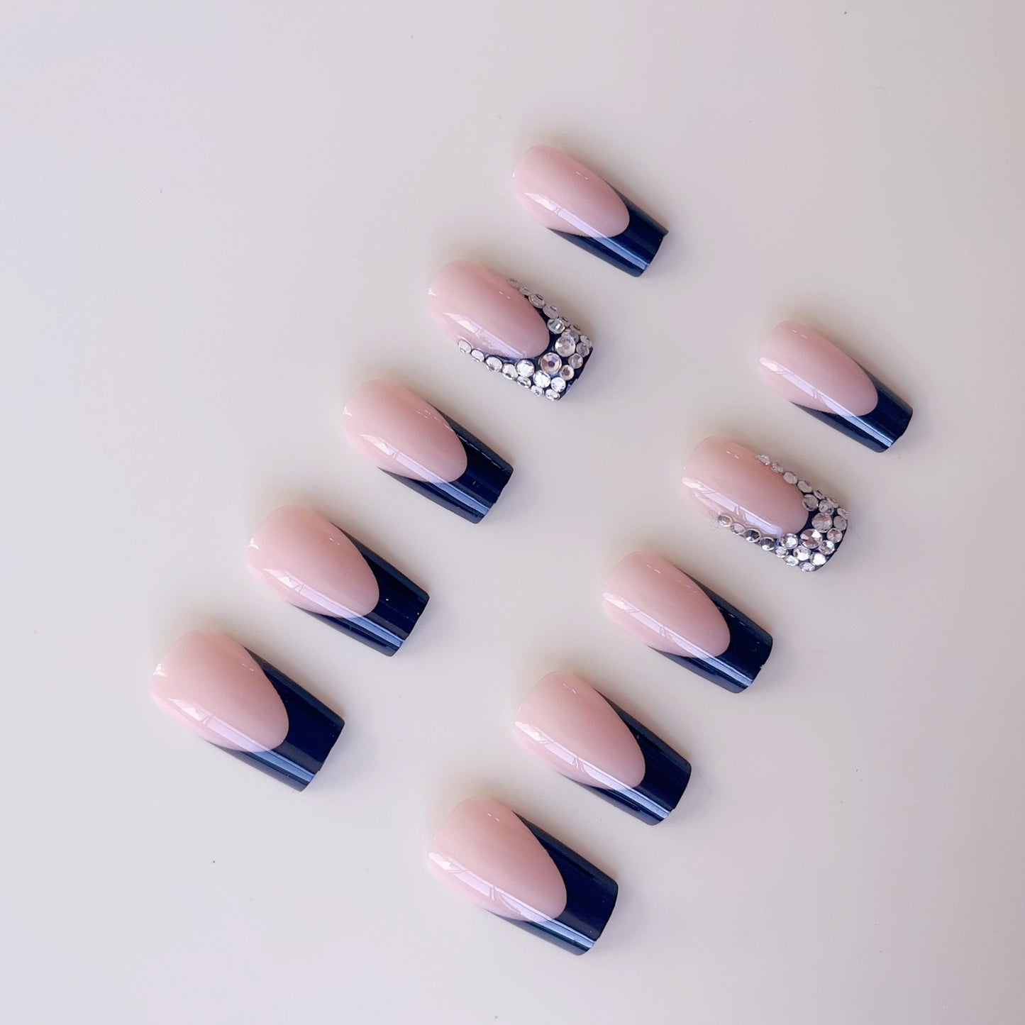 Kunstnagelset mit luxuriösem French Design und funkelnden Strassverzierungen Brehn
