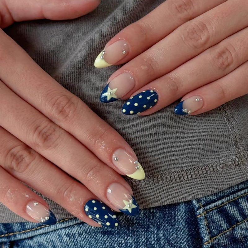 Künstlerisches Nageldesign mit Sternen- und Punkteakzenten Brehn