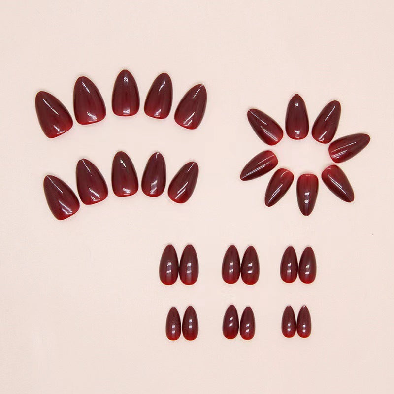 Kunstnagelset mit eleganten spitzen Formen Brehn